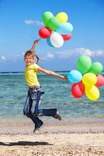 Kind spelen met ballonnen op het strand — Stockfoto