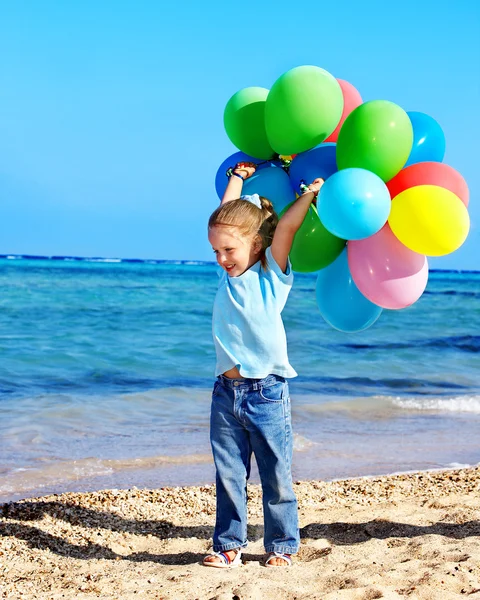 Παιδί που παίζει με μπαλόνια στην παραλία — Φωτογραφία Αρχείου