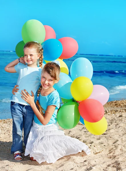 Παιδιά που παίζουν με μπαλόνια στην παραλία — Φωτογραφία Αρχείου