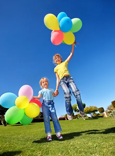 Barn leker med ballonger i park. — Stockfoto