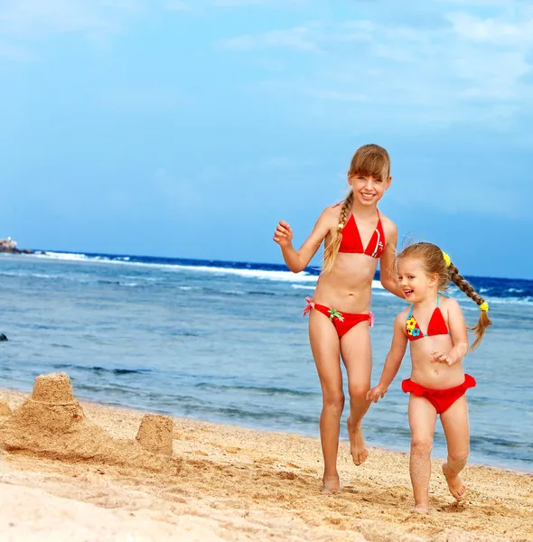 Дети играют на пляже . — стоковое фото