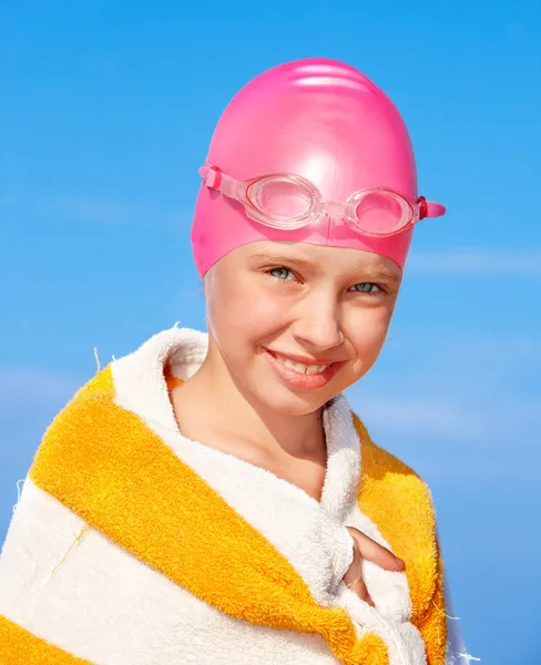 Kid simning i poolen. — Stockfoto