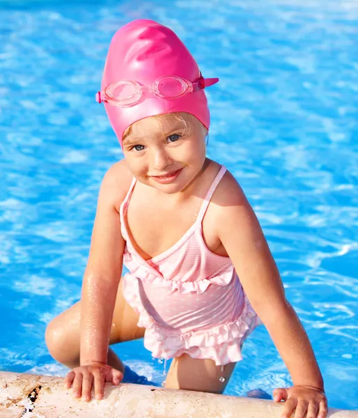 Kind zwemmen in zwembad. — Stockfoto