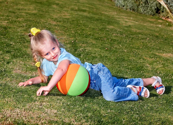 Дитина грає з м'ячем у парку — стокове фото