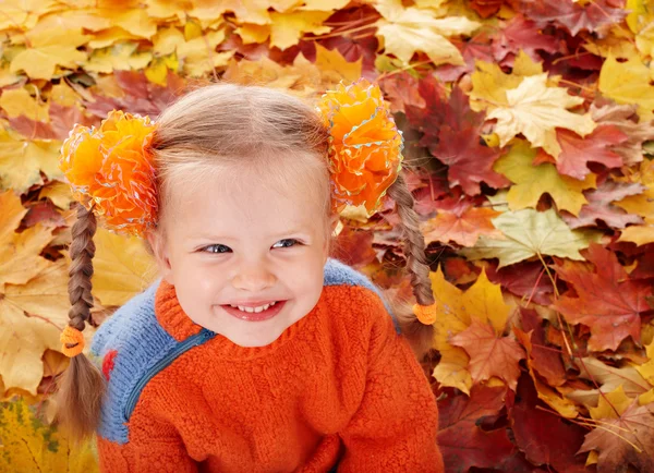Kız çocuk sonbahar turuncu yaprak. — Stok fotoğraf