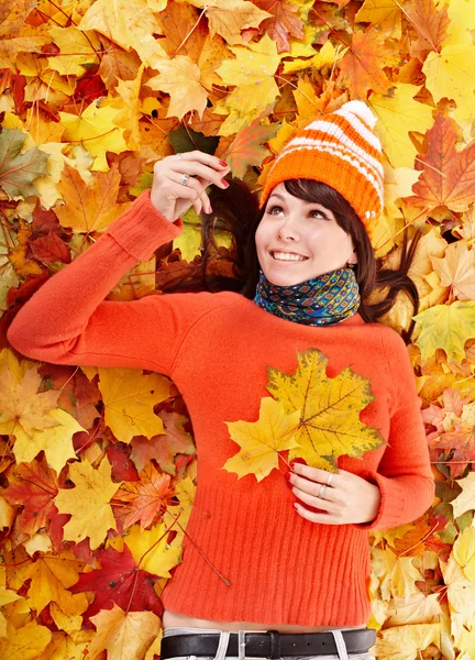 Młoda kobieta w jesień liście pomarańczowy. — Zdjęcie stockowe
