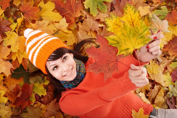 Ung kvinna i orange höstlöv. — Stockfoto