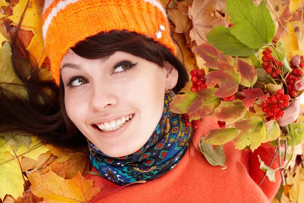 Jonge vrouw in oranje Herfstbladeren. — Stockfoto