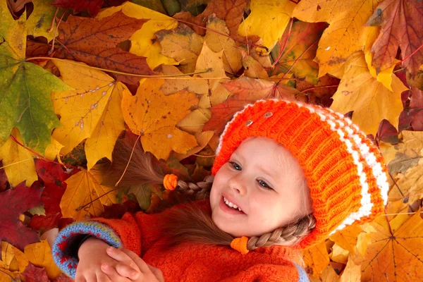 Niño en otoño hojas naranjas . — Foto de Stock