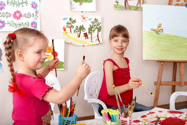 Kinderen in voorschoolse schilderij. — Stockfoto