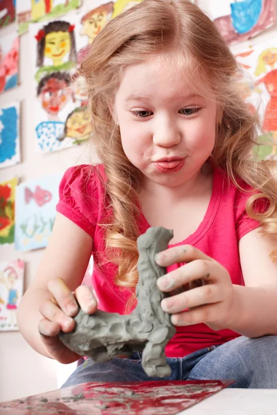 Criança moldando a partir de argila na sala de jogos . — Fotografia de Stock