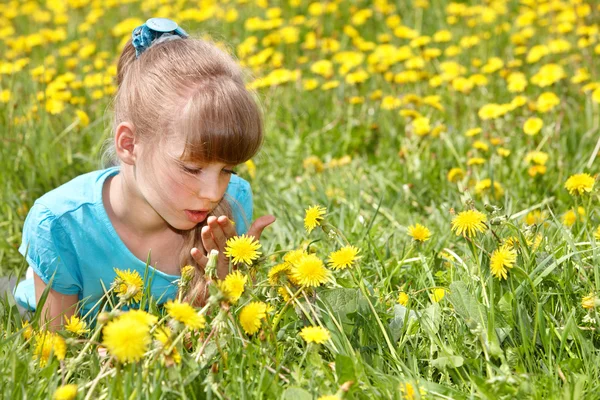 Kind liggen op gras in bloem. — Stockfoto