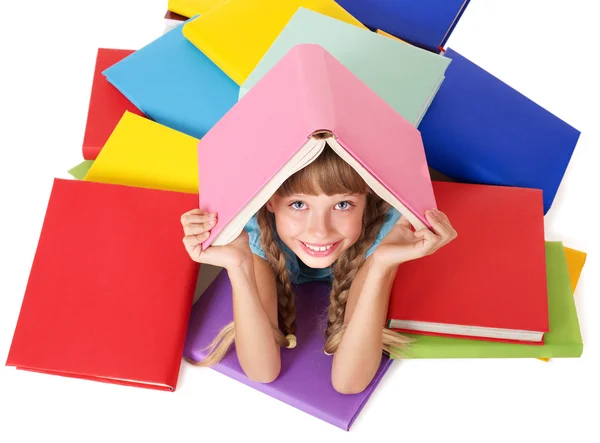 Criança com pilha de livros na cabeça . — Fotografia de Stock