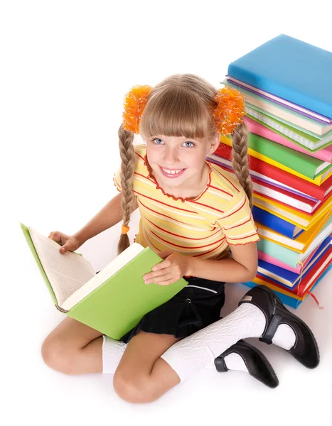 Estudante lendo pilha de livros . — Fotografia de Stock