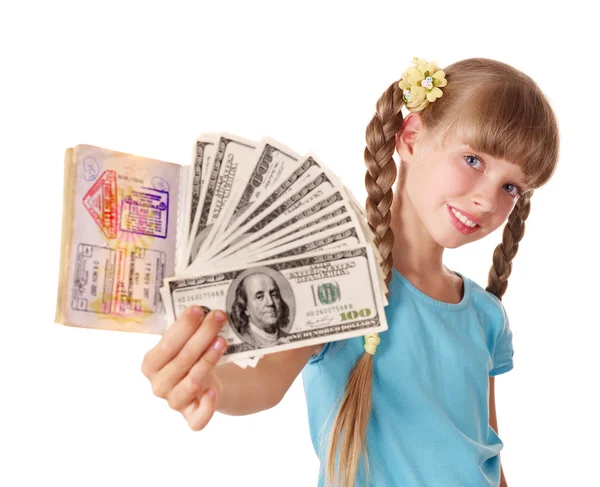 Dítě drží mezinárodní pas a peníze. — Stock fotografie
