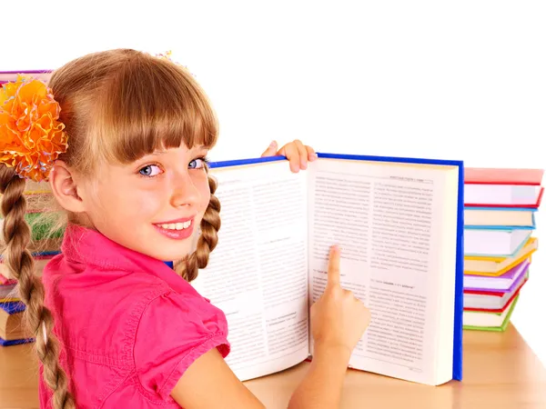 Çocuk masa üzerinde açık kitap okumak. — Stok fotoğraf