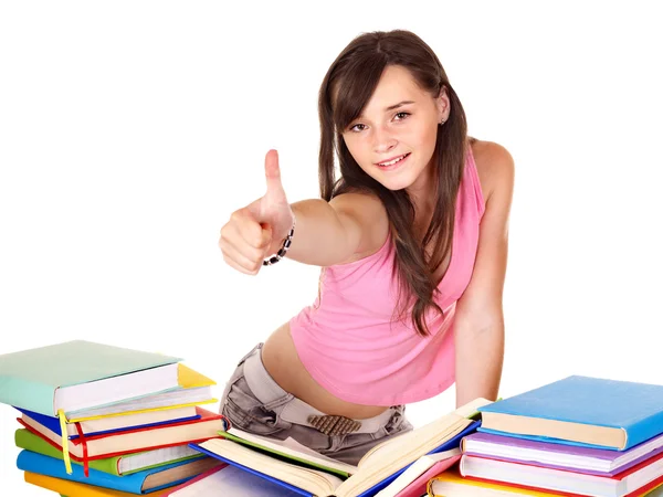 Mädchen mit gestapeltem Buch zeigt Daumen nach oben. — Stockfoto