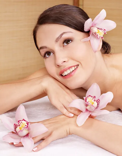Fiatal nő a masszázságy a beauty spa. — Stock Fotó