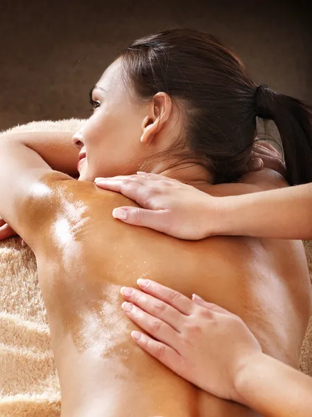 Giovane donna con massaggio. — Foto Stock