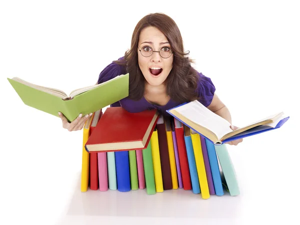Дівчина зі стековою кольоровою книгою  . — стокове фото
