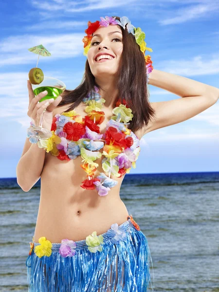 Junge Frau im Hawaii-Kostüm. — Stockfoto