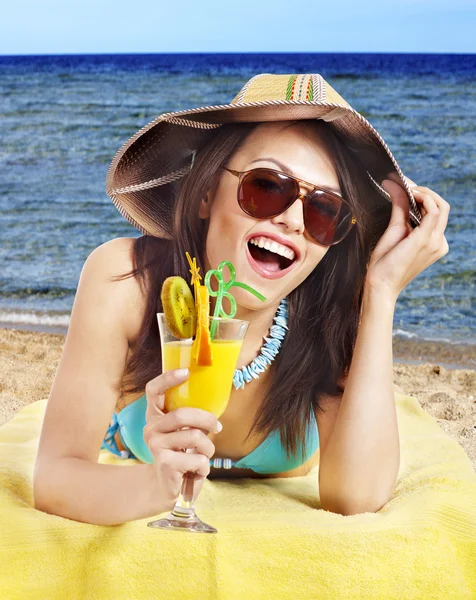 Flicka i bikini på stranden . — Stockfoto