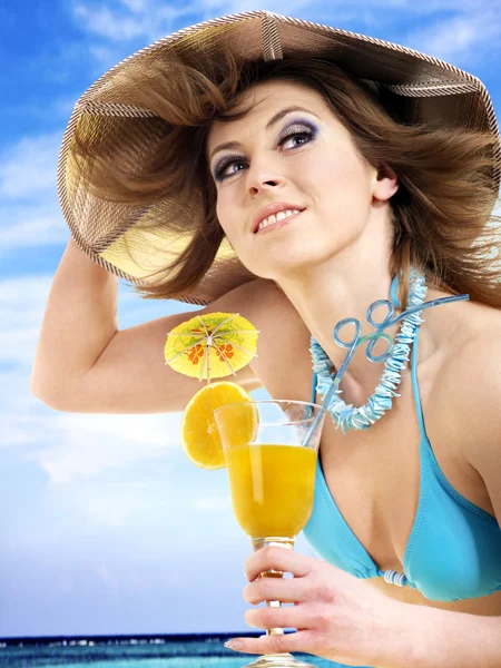 Kobieta w bikini picie soku pomarańczowego. — Zdjęcie stockowe