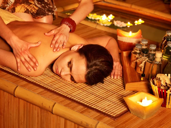 Frau bekommt Massage im Bambus-Spa. — Stockfoto