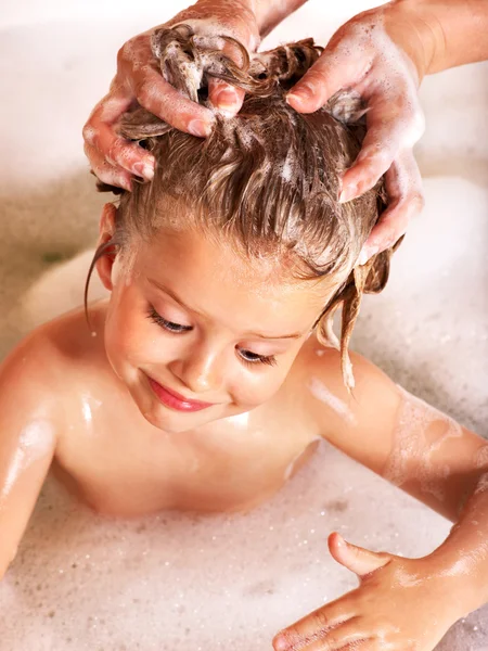 Kid lavado de cabello por champú  . — Foto de Stock