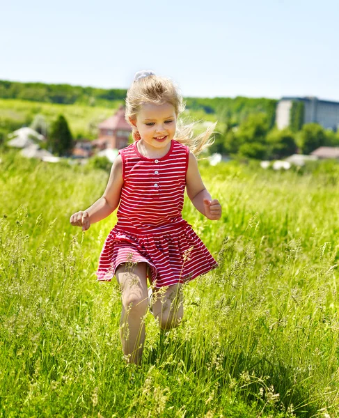 Retrato de criança correndo ao ar livre . — Fotografia de Stock