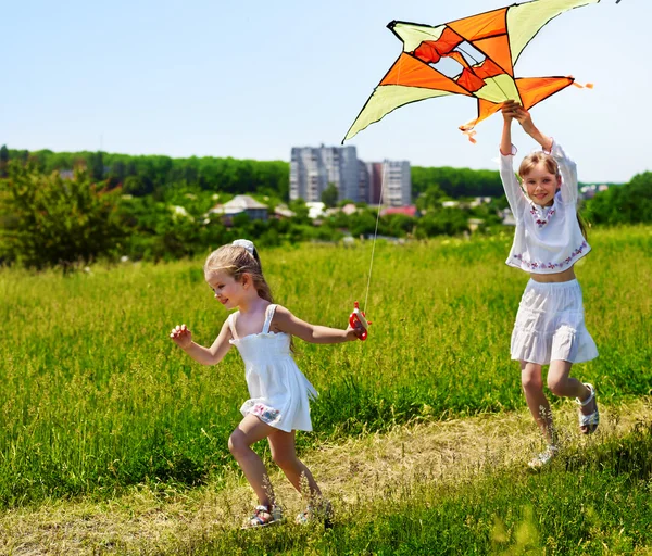 Дети запускают воздушного змея на открытом воздухе . — стоковое фото