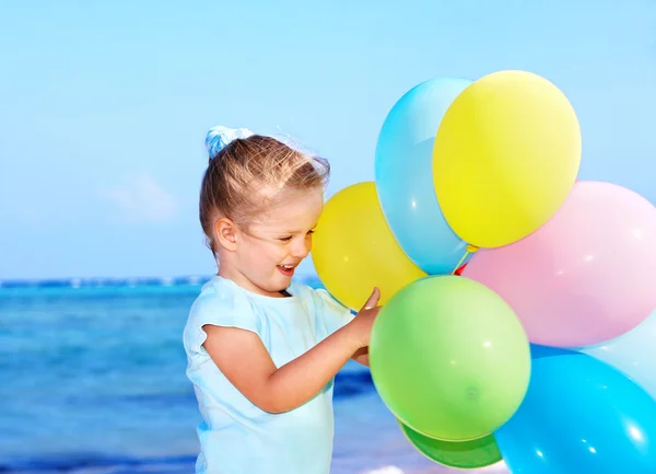 Παιδί που παίζει με μπαλόνια στην παραλία — Φωτογραφία Αρχείου