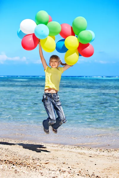 Balonlar ile plajda oynayan çocuk — Stok fotoğraf