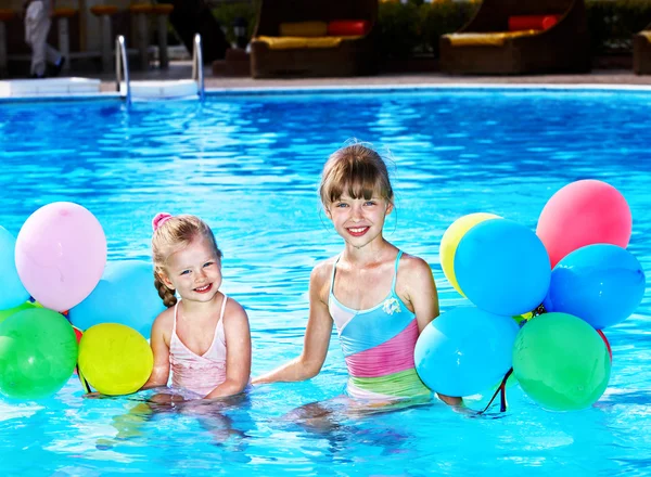 Children playing with balloons in swimming pool. — Stock Photo, Image