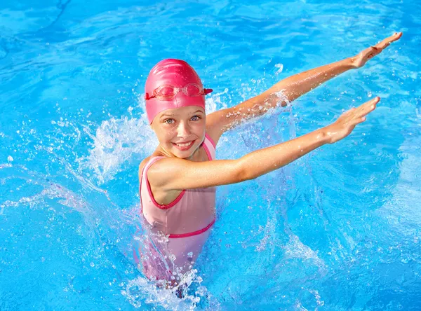 Kid plavání v bazénu. — Stock fotografie