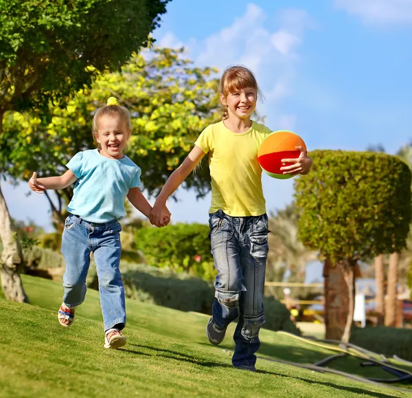 Barn som springer i parken. — Stockfoto