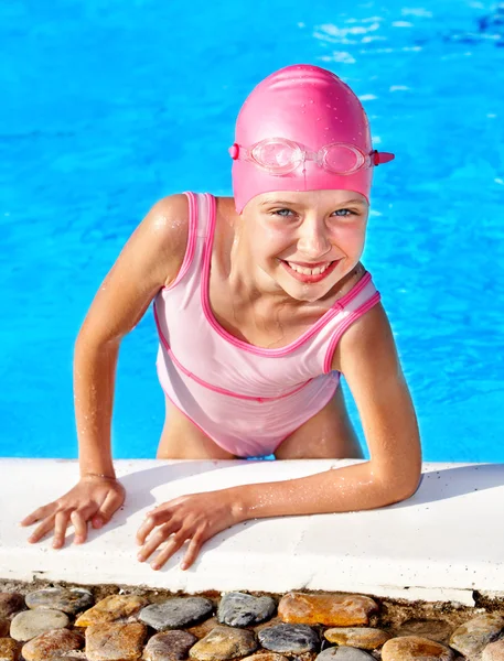 Дитина плаває в басейні . — стокове фото