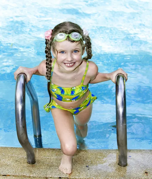 Menina em óculos deixa piscina . — Fotografia de Stock