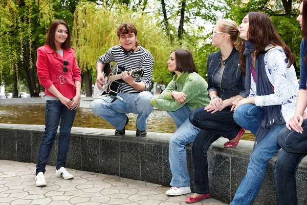 Grupo de no parque da cidade ouvir música . — Fotografia de Stock
