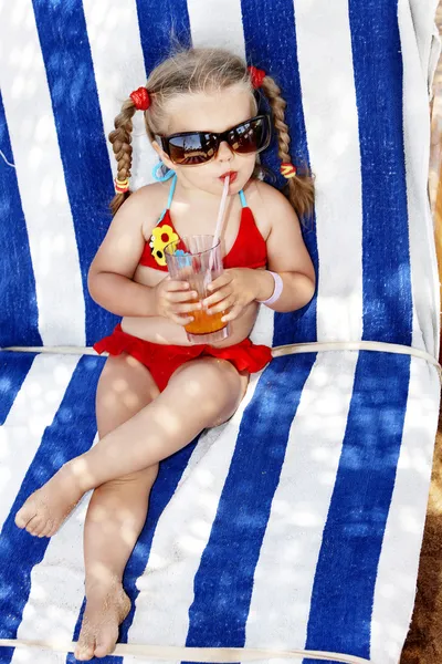 Anak berkacamata dan bikini merah minum jus . — Stok Foto