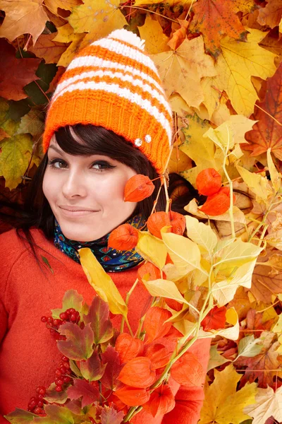 Dívka v pomerančové listí. — Stock fotografie