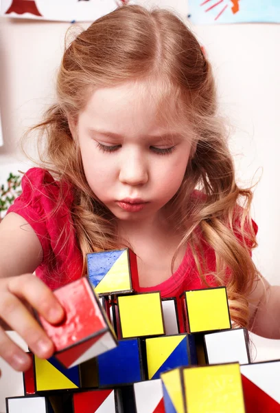 Criança com bloco na sala de jogos . — Fotografia de Stock