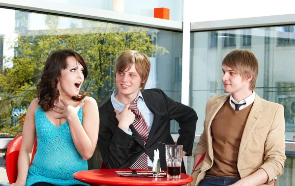 Grupa szczęśliwy rozmowy w kawiarni. — Zdjęcie stockowe