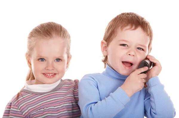 Дети разговаривают по телефону . — стоковое фото