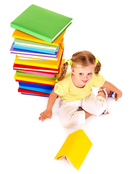 Дитина читає купу книг . — стокове фото