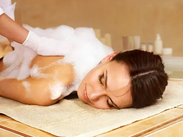 Massagem de mulher em spa de beleza . — Fotografia de Stock