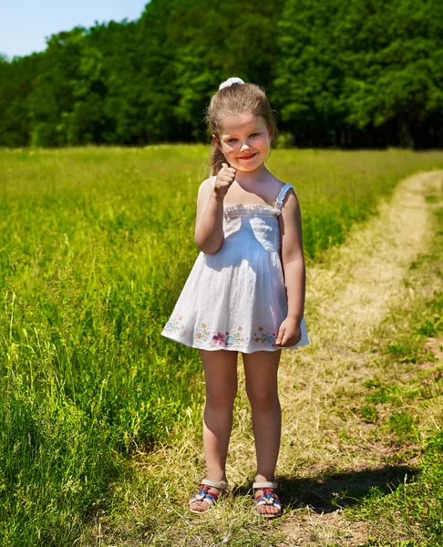 Портрет гуляющего ребенка на открытом воздухе . — стоковое фото