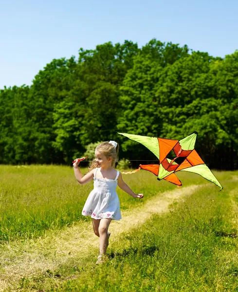 Kid vliegende kite buiten. — Stockfoto