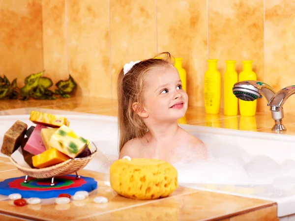 Kid wassen in het bad. — Stockfoto