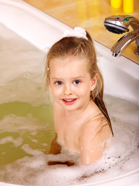 Kind wäscht sich im Bad. — Stockfoto